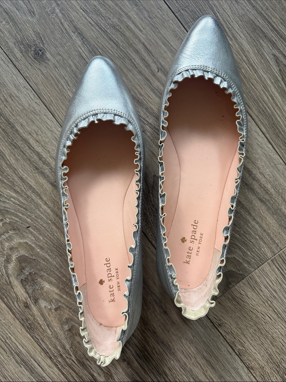 kate spade Silver Pointed-Toe Ruffle-Trim Flats leather Sz 8/5